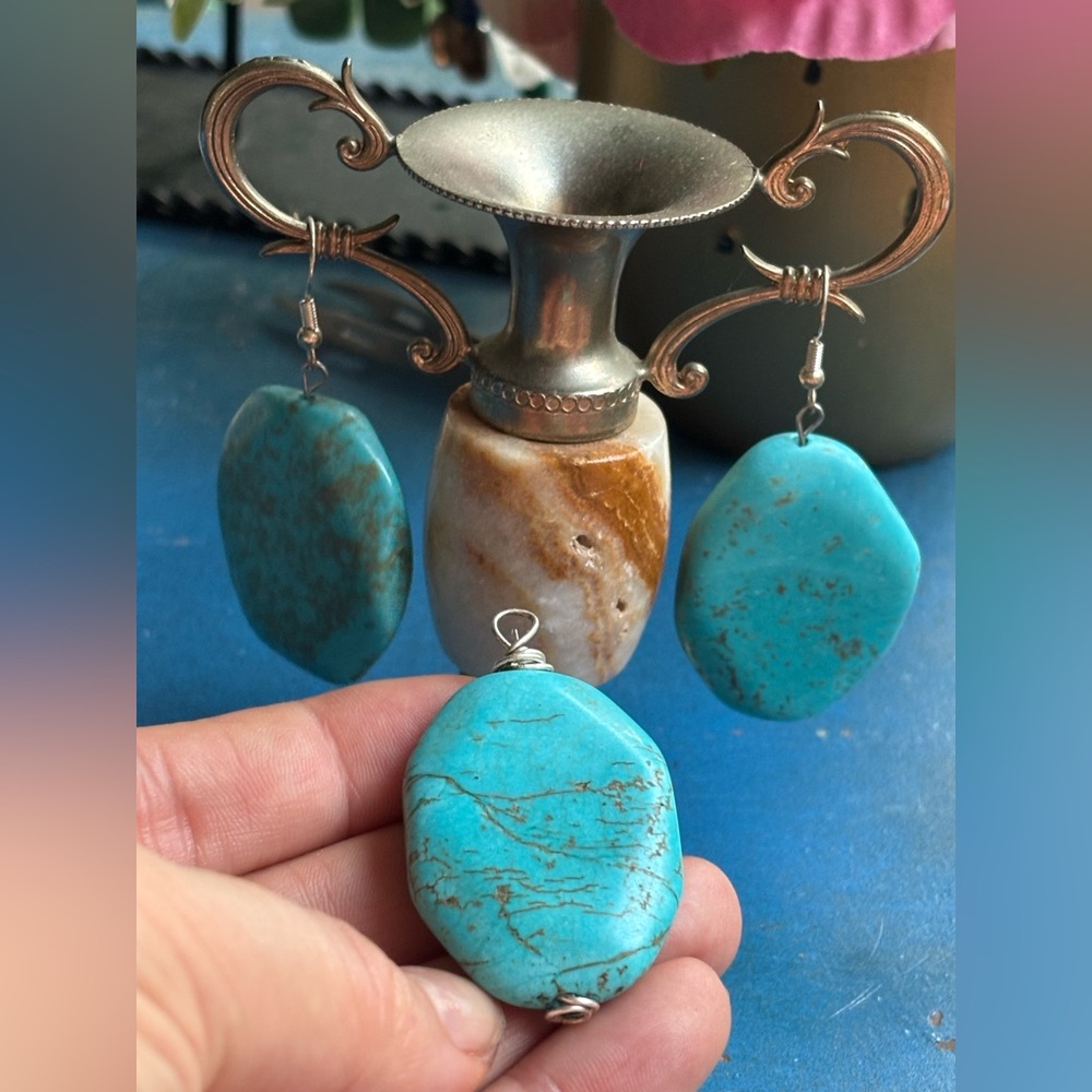 ARTISAN Hand Crafted Turquoise Colour Magnesite Stone Earrings & Pendant Set - Picture 5 of 9